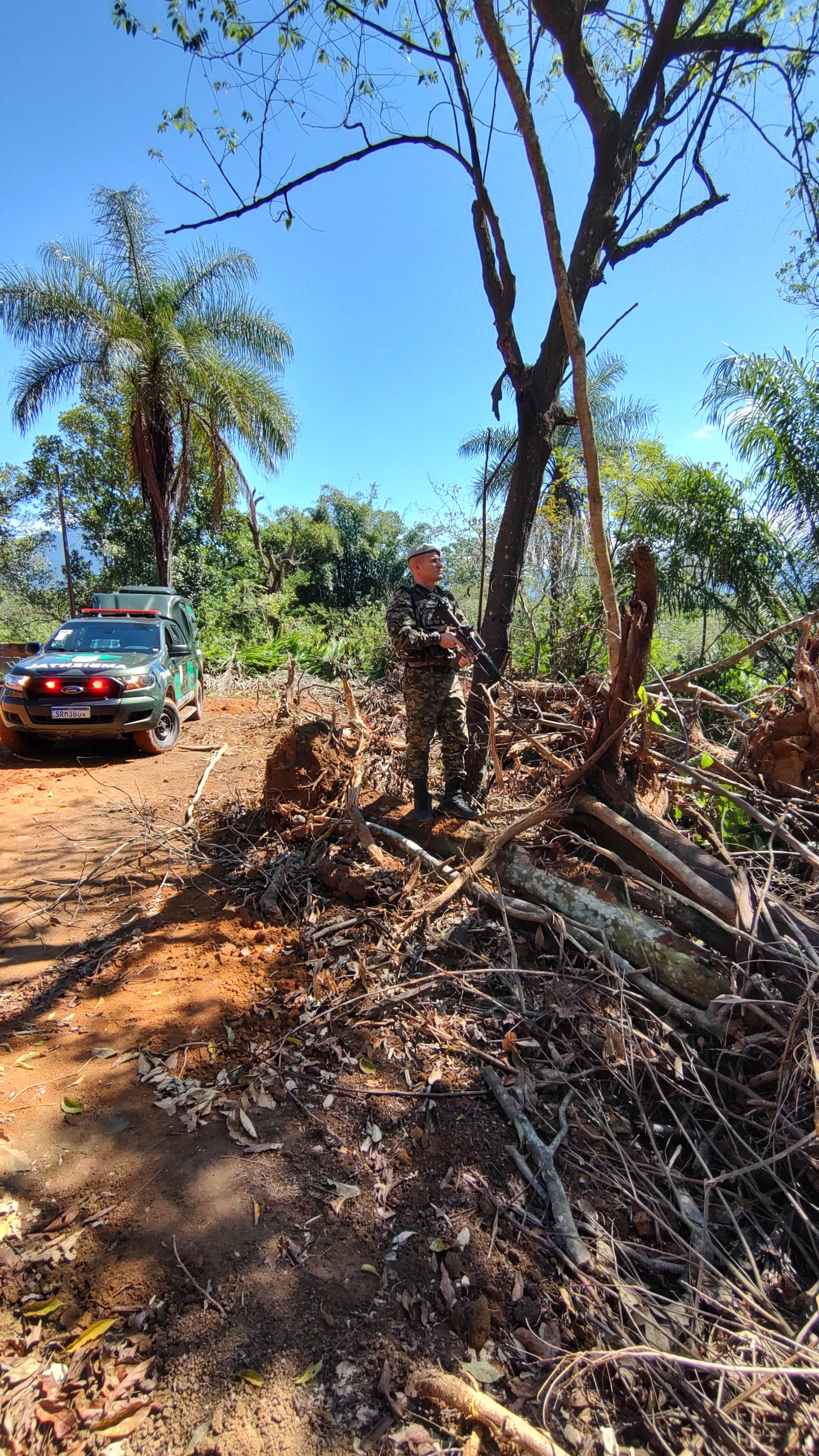 Agentes da 1ª UPAm identificam corte de talude e extração mineral em Nova Iguaçu, após denúncia 